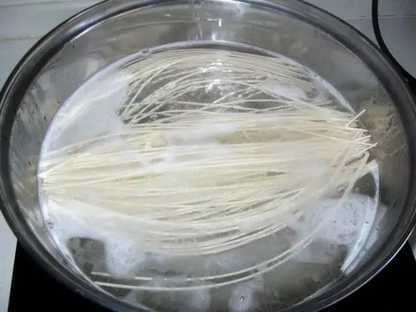 煮面条用热水还是冷水？答案意想不到